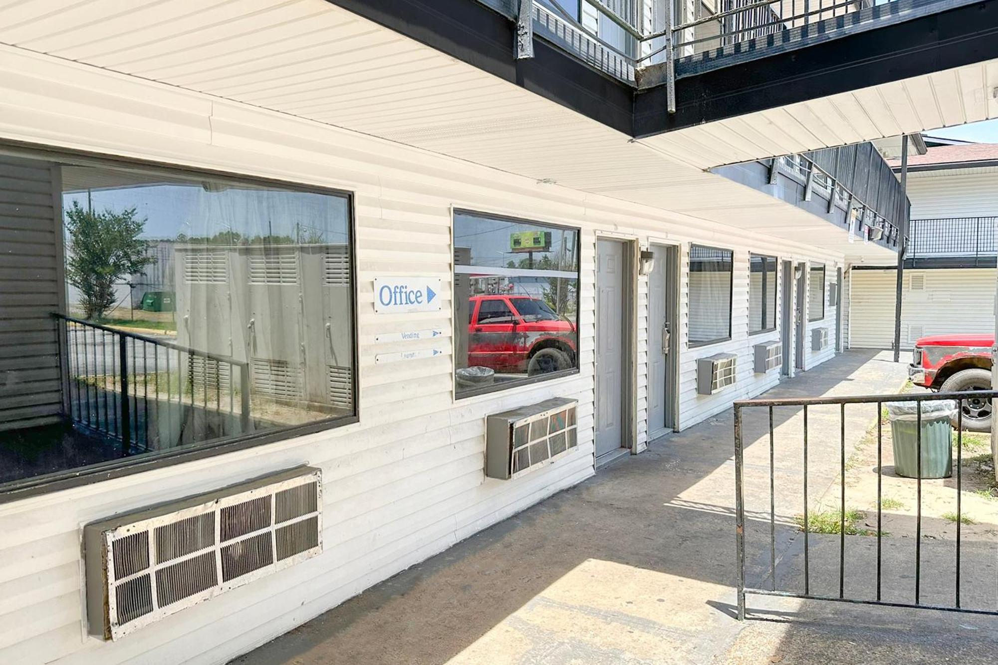 Luxury Inn By Oyo Albany Exterior foto